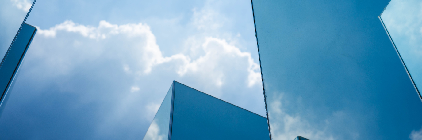 Glas building reflecting the sky