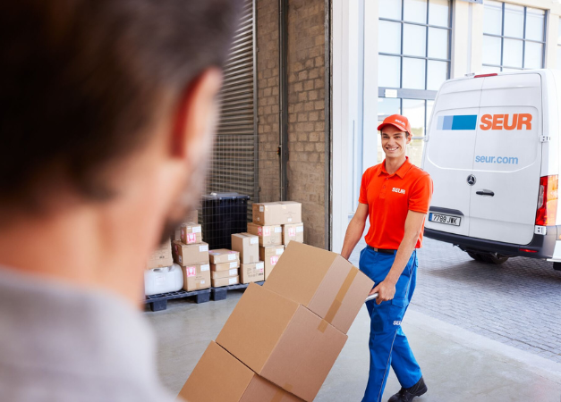 SEUR driver carrying parcels