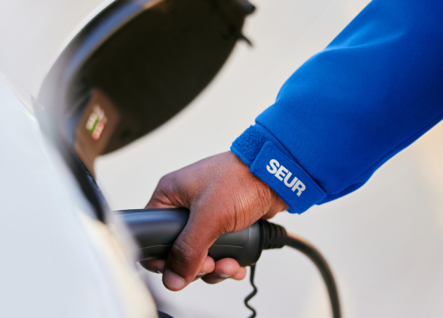 SEUR driver charging their electric vehicle